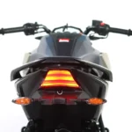 نمای عقب موتور سیکلت با چراغ‌های روشن