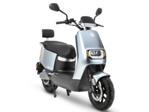 اسکوتر برقی نقره‌ای نیرو موتور سیسیل