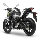 موتور سیکلت اسپرت یاماها در زاویه پشت